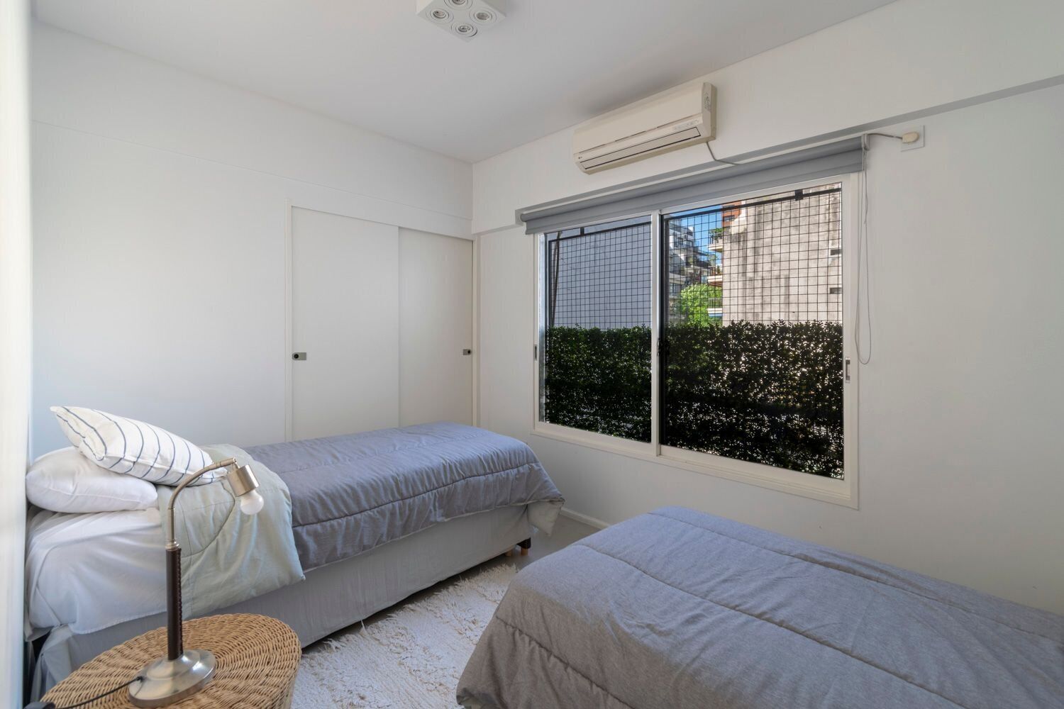 2 habitaciones, tabla de planchar con plancha, internet y ropa de cama 