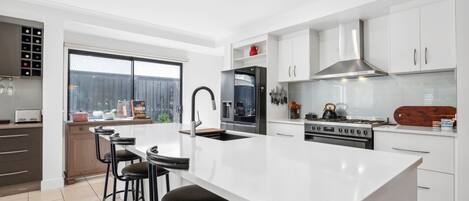 Een koelkast, een magnetron, een oven, een kookplaat