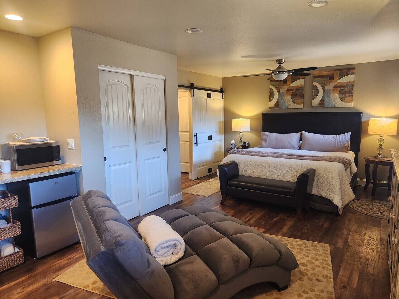 Iron/ironing board, WiFi (free), bed sheets