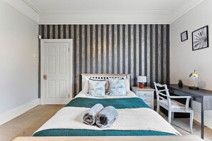 6 chambres, fer et planche à repasser, accès à Internet