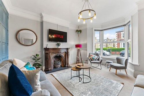 Big 6 Bed house, 3 Bath, Parking