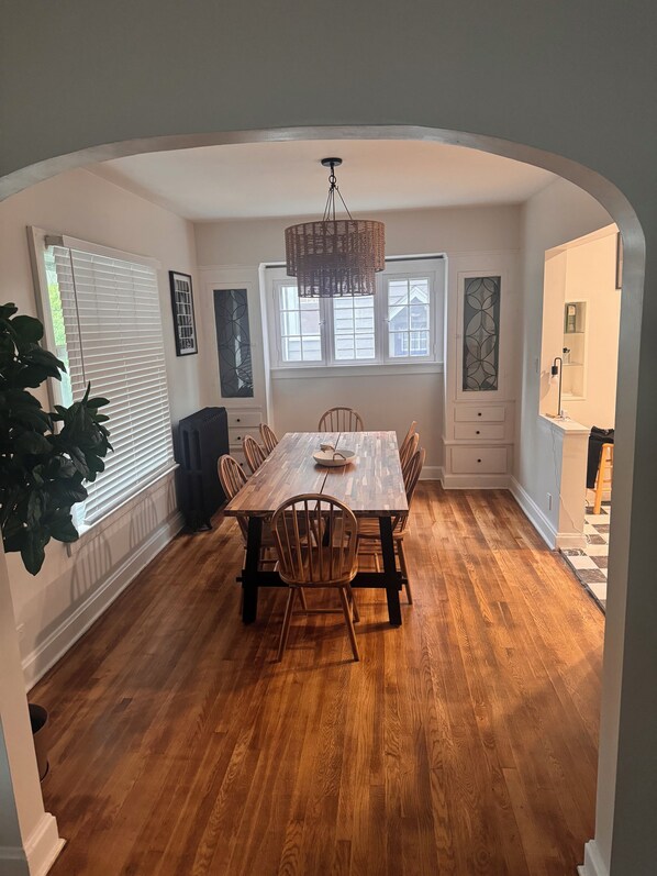 Dining - Cozy  3-bedroom house with WiFi in Cleveland Heights (Cleveland Heights)