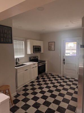 Private kitchen - Cozy  3-bedroom house with WiFi in Cleveland Heights (Cleveland Heights)