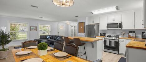 Refrigerador, microondas, horno y tetera eléctrica