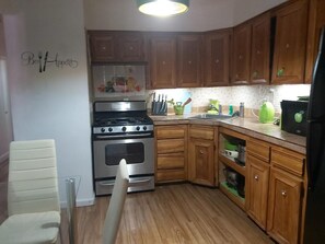 Fridge, microwave, stovetop, coffee/tea maker - Charming 4-bedroom, 2 bath, balcony  townhome in Queens  (Queens)