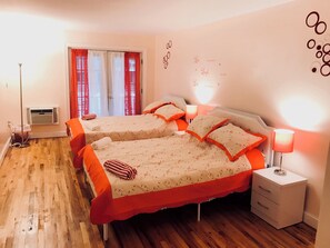 4 bedrooms, iron/ironing board, free WiFi, bed sheets - Charming 4-bedroom, 2 bath, balcony  townhome in Queens  (Queens)
