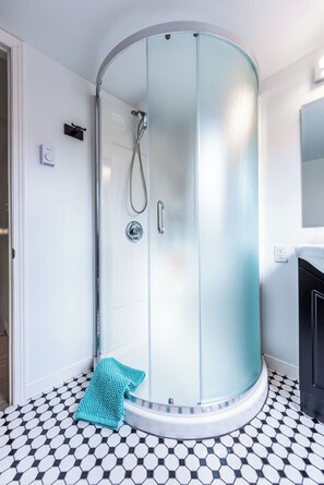 Douche, séchoir à cheveux, serviettes fournies, savon