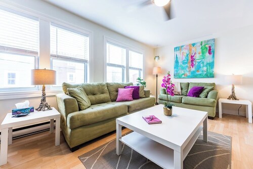 Jellybean Dream upstairs apt: driveway, 4 bedrooms & near Bannerman Park!