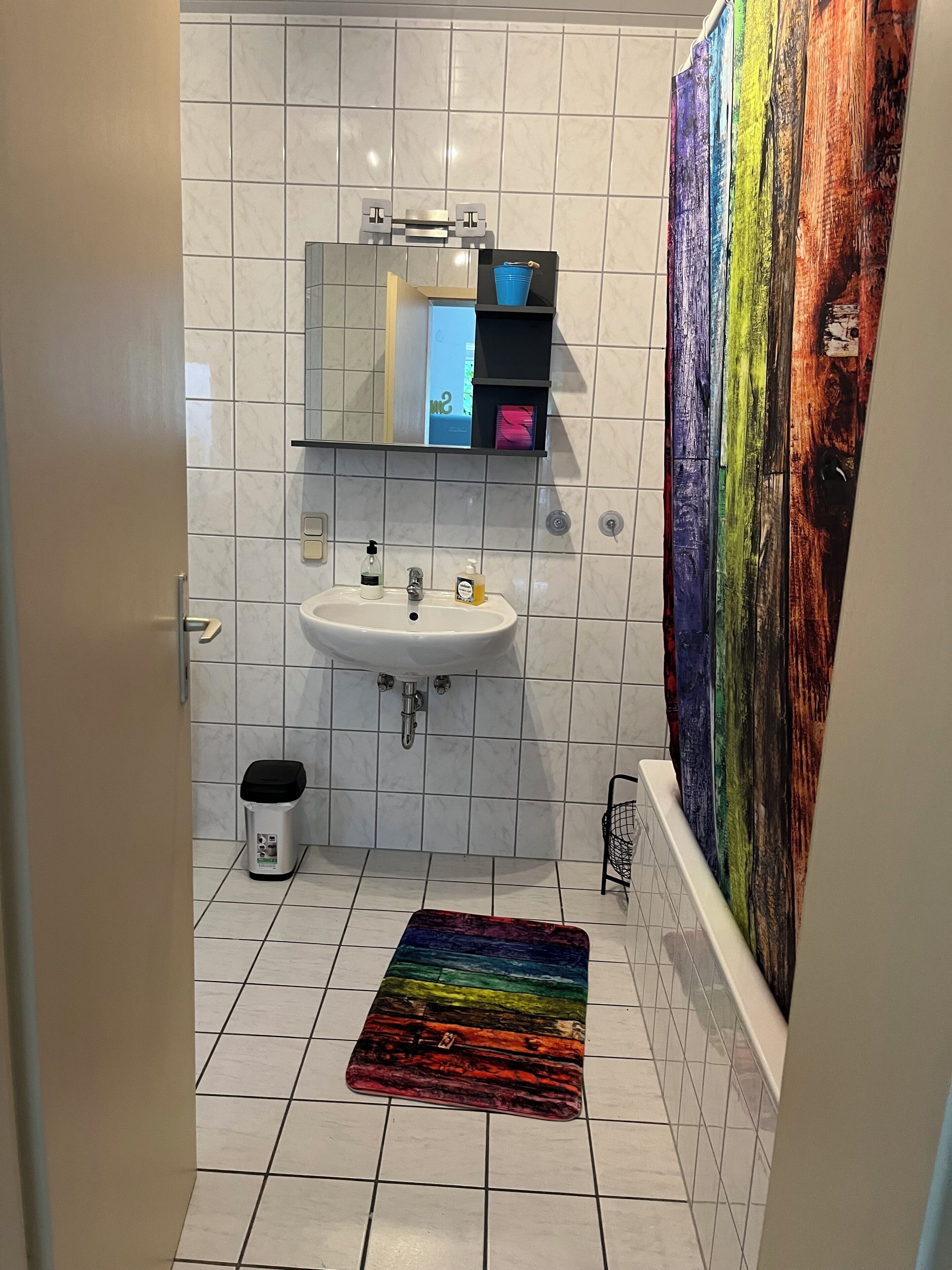 Serviettes fournies, savon, shampoing, papier toilette