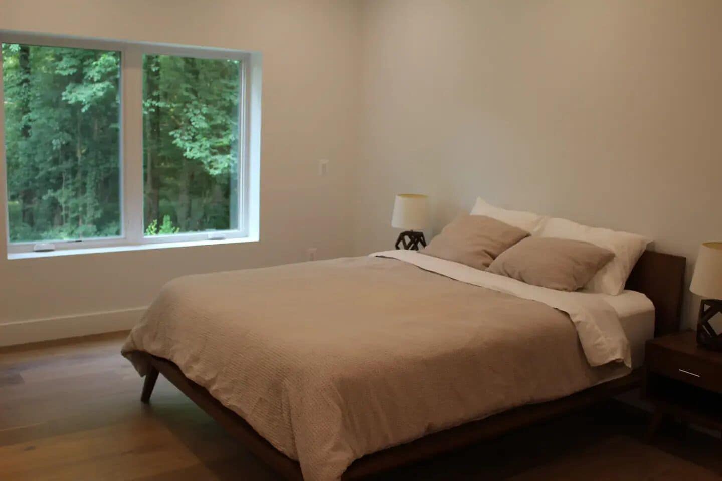 1 dormitorio, escritorio, tabla de planchar con plancha y wifi