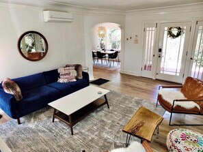 Ferienhaus, Mehrere Betten, Terrasse, Gartenblick (Long Beach Breeze) | Wohnbereich | 42-Zoll-Flachbildfernseher mit Digitalempfang