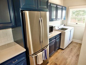 Casa, varias camas, patio, vista al jardín (Long Beach Breeze) | Cocina privada | Refrigerador, microondas, horno y parrilla de estufa