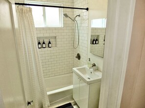 Bañera con ducha, secador de pelo, toallas