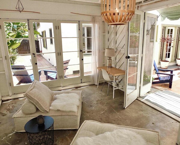 Casa, varias camas, patio, vista al jardín (Long Beach Breeze) | Área de sala de estar | Televisión de pantalla plana de 42 pulgadas con canales digitales