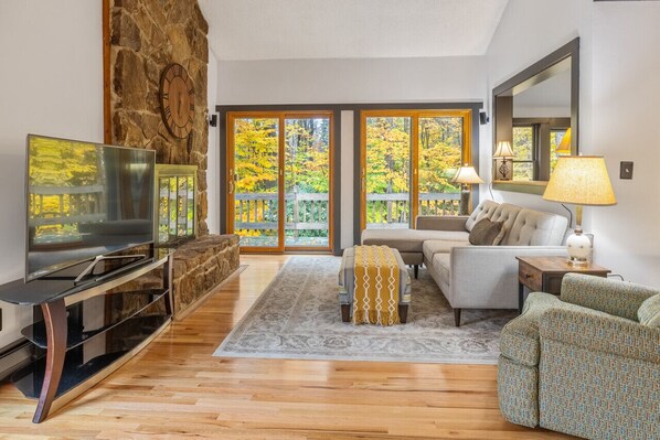 Een smart-tv en een open haard