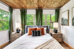 4 bedrooms, desk, WiFi, bed sheets