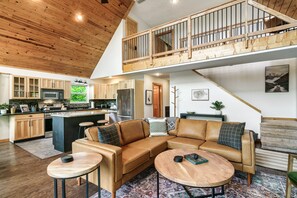 Smart TV, chimenea, videojuegos, libros