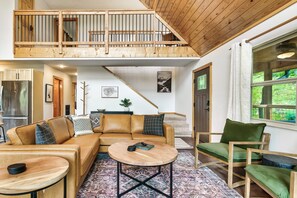 Smart TV, chimenea, videojuegos, libros