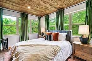 4 bedrooms, desk, WiFi, bed sheets - A+ Location New Remodel Game Room, New Hot Tub, 2 King & 4 Queen Beds, Sleeps 12 (Sevierville)