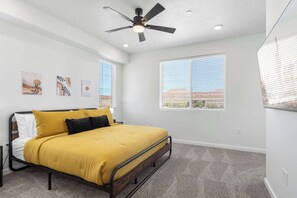 Bloc d'apartaments, diversos llits, balcó, vistes a la muntanya (Vintage Desert) | 5 dormitoris, decoració individual, mobiliari individual i roba de llit 