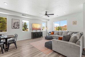 Bloc d'apartaments, diversos llits, balcó, vistes a la muntanya (Vintage Desert) | Sala d'estar | Televisor de pantalla plana de 50 polzades amb canals digitals 