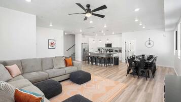 Appartement, meerdere bedden, balkon, uitzicht op bergen (Vintage Desert) | Woonruimte | Een 50-inch flatscreentelevisie met digitale zenders en een open haard