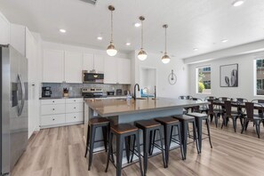 Private kitchen - Vintage Desert 5 BDR w/ Resort Amenities (Hurricane)