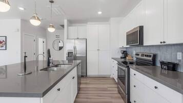 Condo, Multiple Beds, Balcony, Mountain View (Vintage Desert) | Private kitchen | Fridge, microwave, oven, stovetop