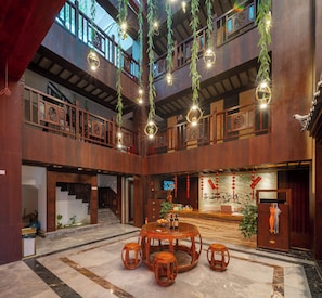 Reception - Cloudhaven Retreat (花开花落半山居) (Lijiang)