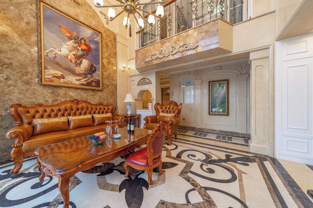 Luxe loft | Woonruimte | Een 58-inch ledtelevisie met kabelzenders en een tafeltennistafel