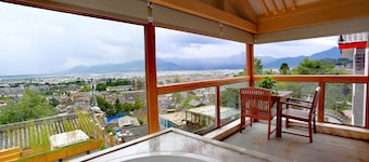 Cloudhaven Retreat (花开花落半山居)