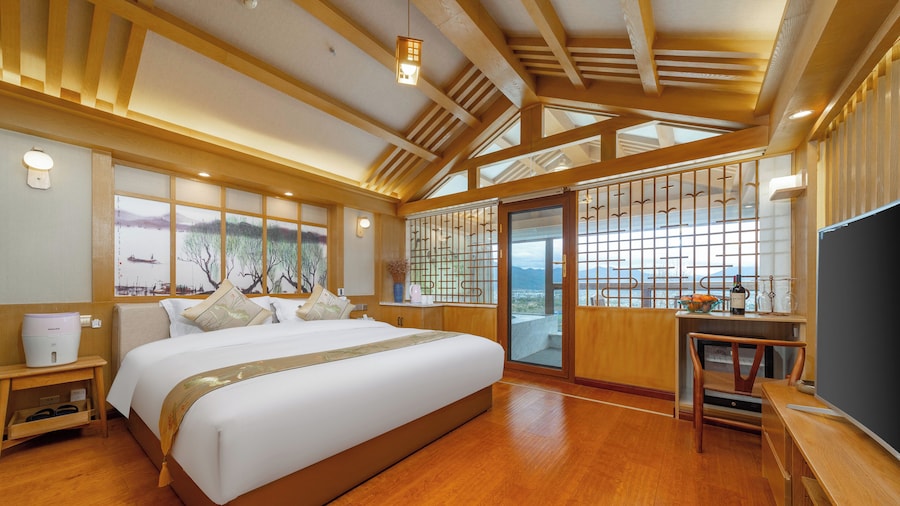Cloudhaven Retreat (花开花落半山居)