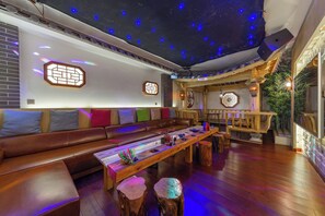 Karaoke room - Cloudhaven Retreat (花开花落半山居) (Lijiang)