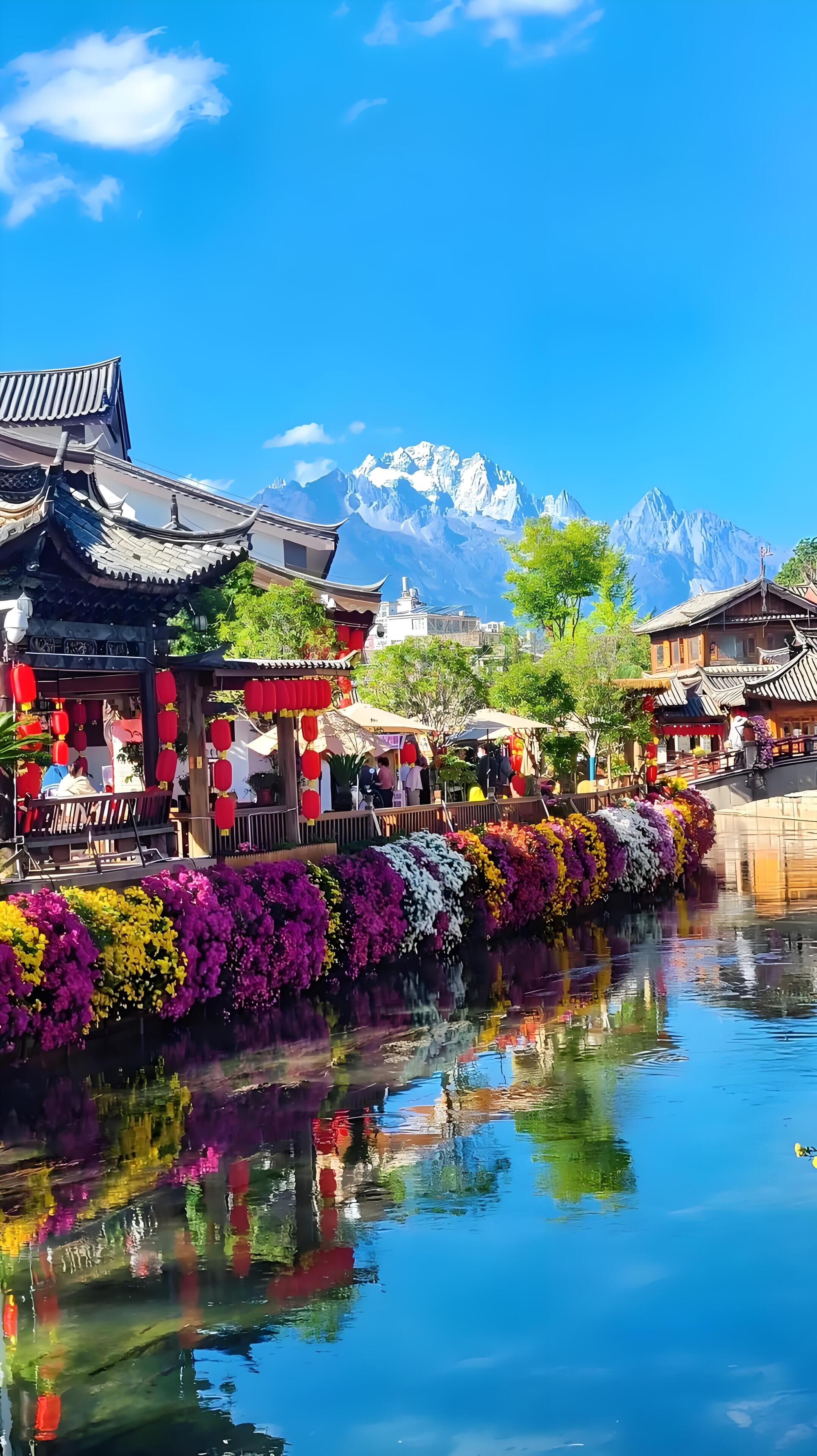 Une cour traditionnelle chinoise agrémentée d’un élément aquatique, de lanternes rouges et dominée par une chaîne de montagnes en arrière-plan.