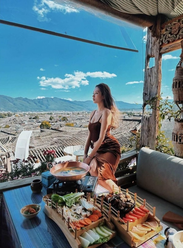 Outdoor dining - Cloudhaven Retreat (花开花落半山居) (Lijiang)