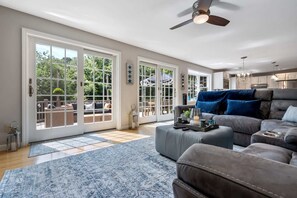 Maison, plusieurs lits, patio, vue jardin (Maine Adventure) | Coin séjour