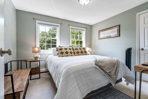 Hus - flere senge - terrasse - udsigt til have (Maine Adventure) | 3 soveværelser, individuelt design, individuel indretning, sengetøj