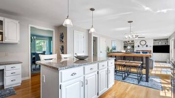 House, Multiple Beds, Patio, Garden View (Maine Adventure) | Dining