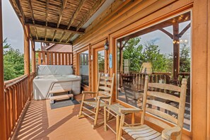 Outdoor spa tub - Bella Vista (Sevierville)