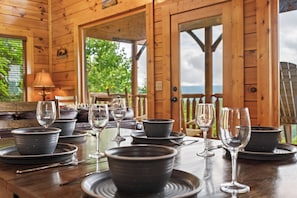 小屋, 多張床, 熱水浴缸, 山景 (Bella Vista) | 用餐區
