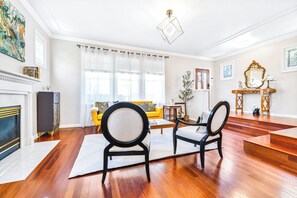 Casa, várias camas, cozinha, vista para o jardim (Deja Blue Retreat) | Área de estar | TV 42 polegadas com canais digitais