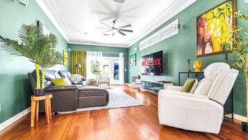 Casa, varias camas, cocina, vista al jardín (Deja Blue Retreat) | Área de sala de estar | Televisión de 42 pulgadas con canales digitales