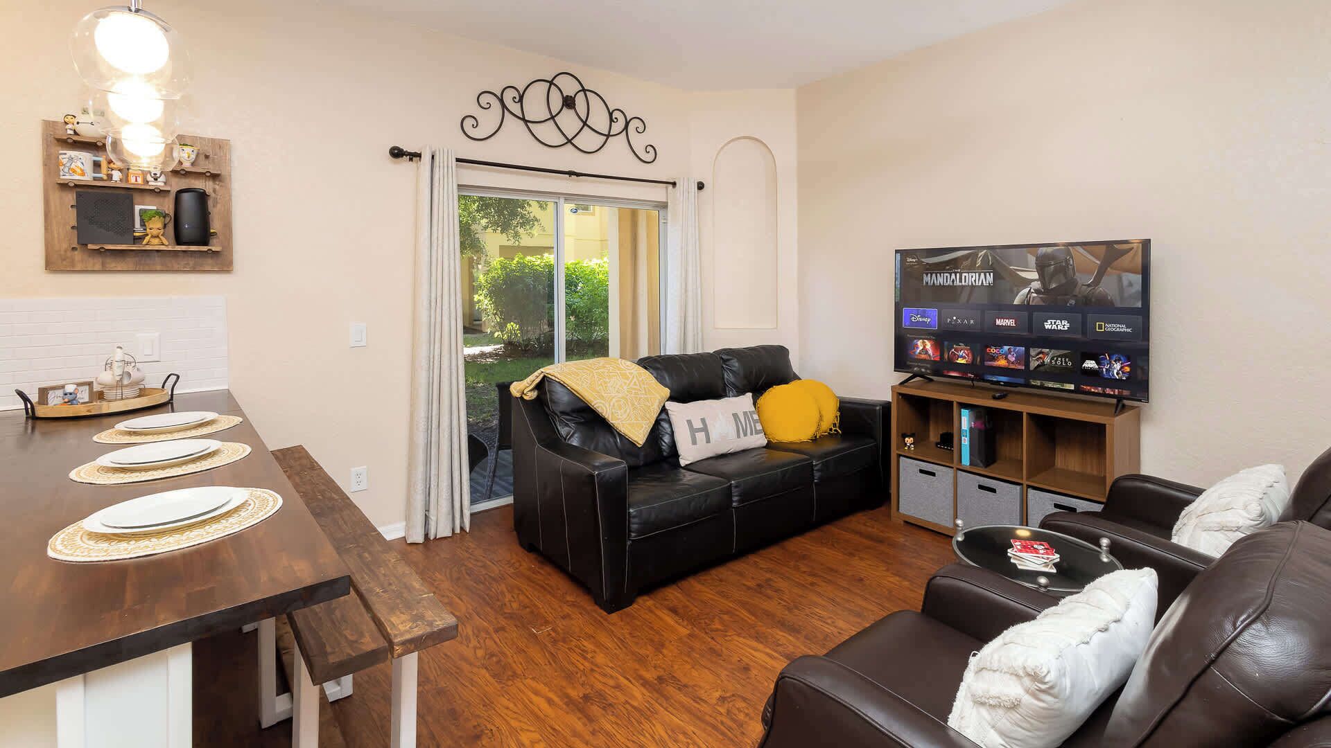 Townhouse, flere senger, spabadekar, hageutsikt (Ohana Villa at Regal Palms) | Oppholdsområde | En 42-tommers Flatskjerm-TV med digitale kanaler