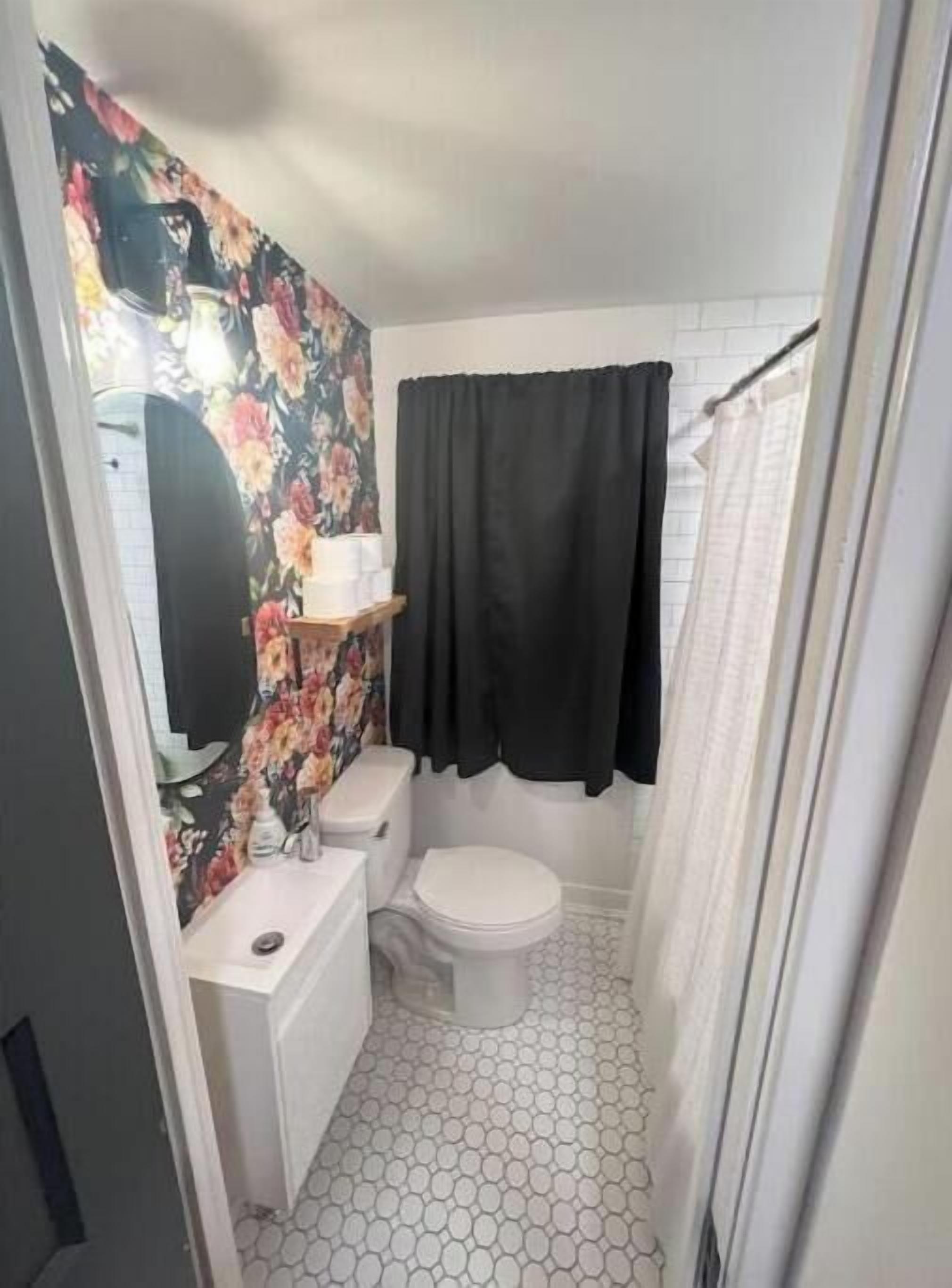 Ein kleines Badezimmer mit Toilette, Waschbecken und Duschbereich.