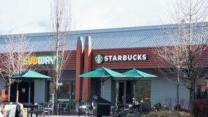 Una Starbucks con terraza al aire libre y una tienda Wayfair al otro lado de la calle.