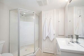 Dusche, Haartrockner, Handtücher, Seife