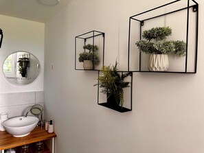 Sèche-cheveux, serviettes fournies, papier toilette