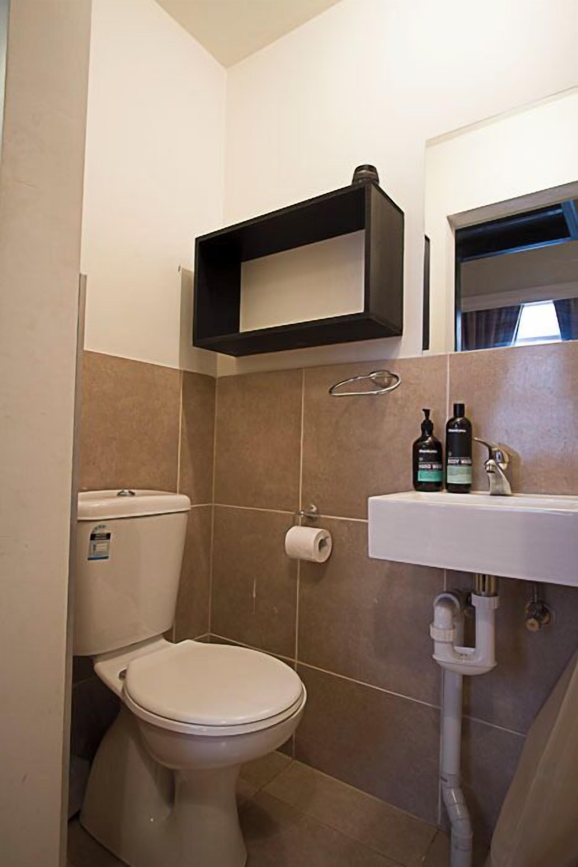 Douche, serviettes fournies, savon, shampoing