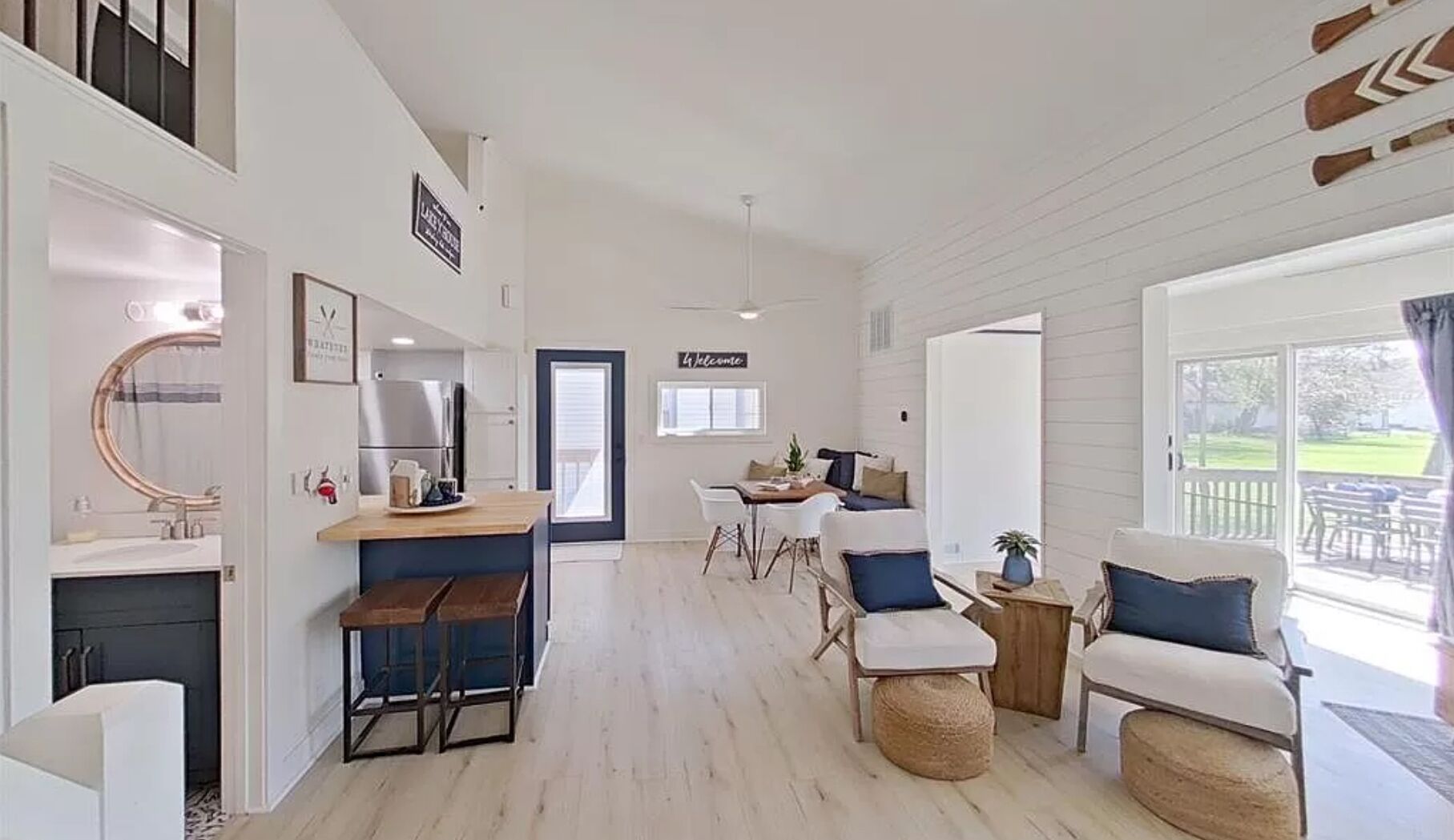 Smart TV, lareira, mesa de pingue-pongue, livros