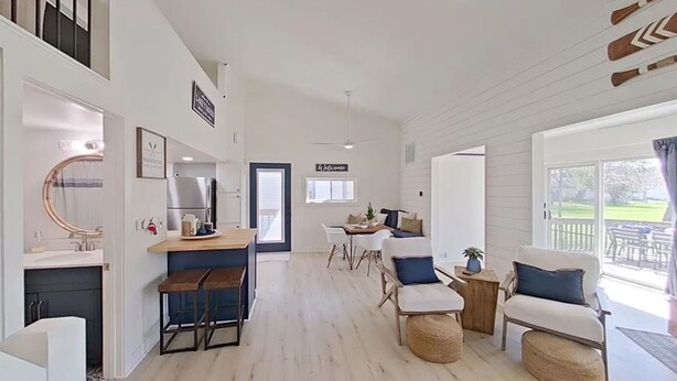 Amplia sala de estar con cocina, mesa de comedor y zona de estar.